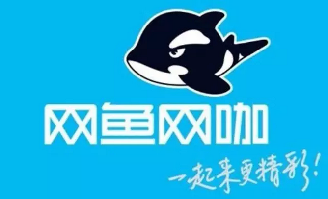 1998年10月,黄锋刚满20岁,他拿着家里给的3万块和自己借的6千块钱,买了6台电脑,在上海松江郊区开了一个只能玩游戏,还不能上网的电脑房。 1998年,黄锋的母亲问他,最近在干嘛?他说,在松江镇上的电脑房玩游戏。母亲问,玩一次多少钱?他说,五块钱一小时。母亲想了一下说,你为什么不自己开一个? 黄锋很开心,他觉得这个路子挺好的,并不是因为看到这个生意未来能怎样,而是他觉得,这样的话,以后自己玩游戏就可以不用花钱了。 不过,很快他就发现母亲高明的地方。 他根本没空玩。 因为电脑房开起来之后,生意非常好,