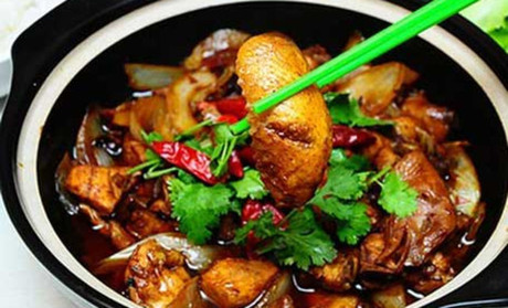 重庆鸡公煲的秘方起源于川菜，但其已经过改良