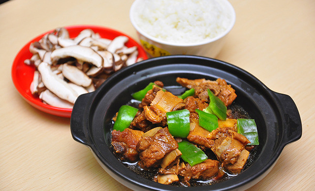 福宇记黄焖鸡米饭，精心制作美味难挡