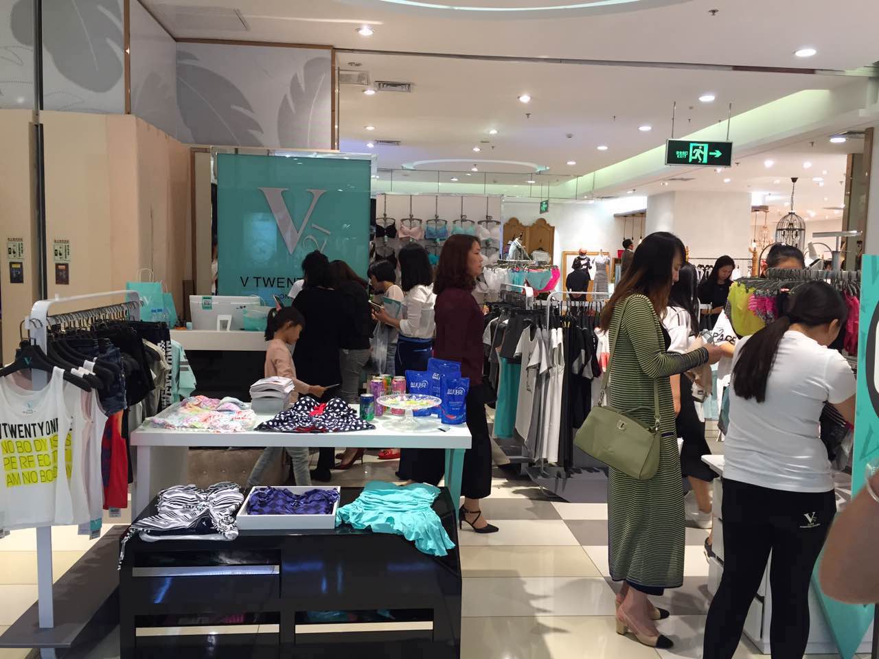 香港V21内衣品牌 河南三门峡店盛大开业