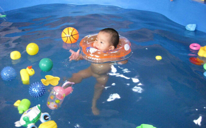 婴儿游泳馆