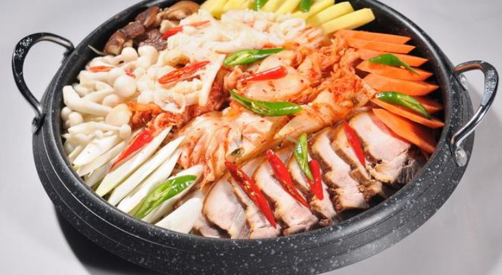 辛明洞韩国年糕韩国料理种类繁多，美味丰富