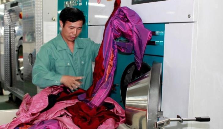 威纳邦洗衣工作人员清洗衣服