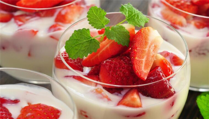 雪原酸奶草莓