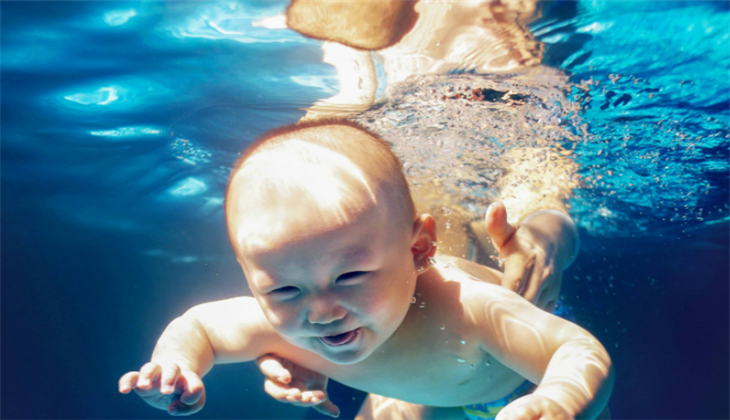 爱多多婴儿游泳锻炼