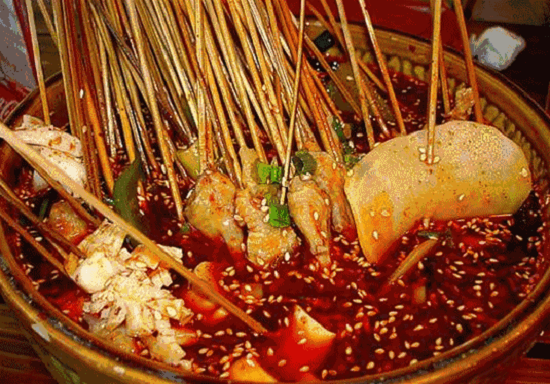 冒菜是一个人的火锅，火锅是一群人的冒菜，串串是签签上的火锅