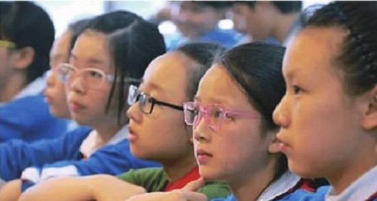 校园“小眼镜”增加，爱学习学习桌助力防范近视