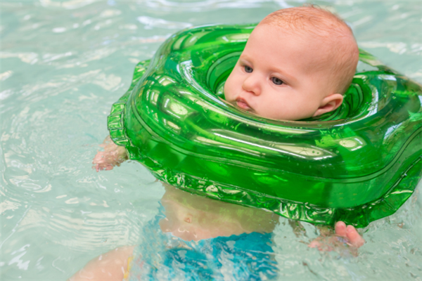 三瑟海婴儿游泳练习