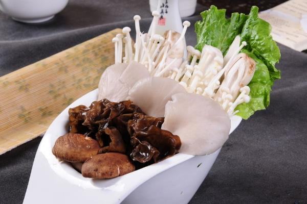 素食火锅菌菇拼盘