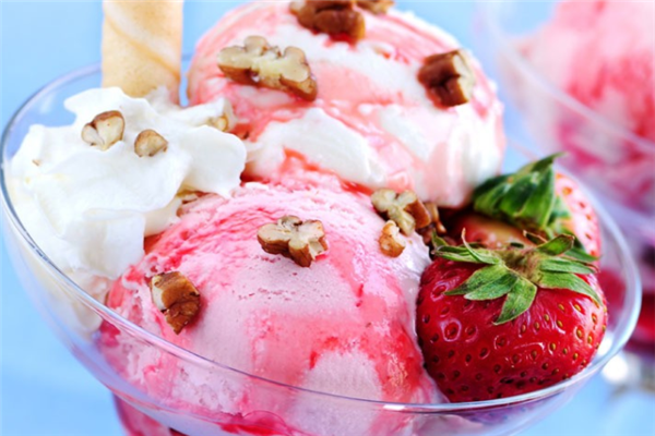 咘咘冰淇淋草莓