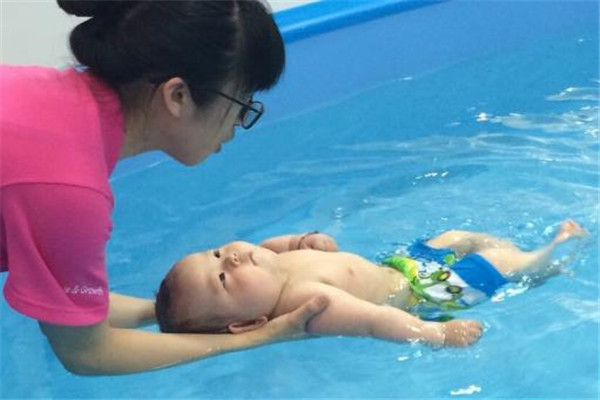 婴之海儿童游泳会所专业老师