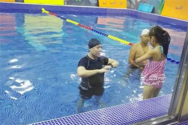 三瑟海婴儿游泳水育早教培训