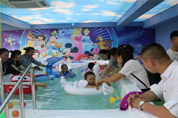 童漾水世界婴幼儿游泳馆玩耍