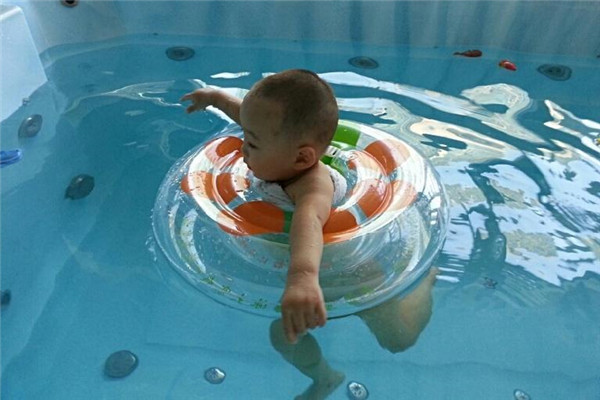 童漾水世界婴幼儿游泳馆练习