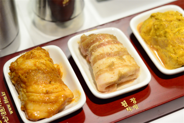 韩国八色烤肉不同颜色的五花肉