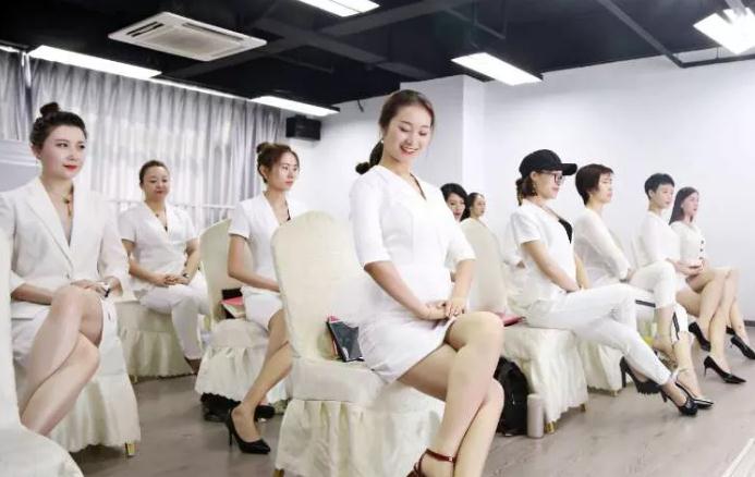 国家开放大学培训中心修羽艺术学院决定开展国开修羽形体礼仪课程.