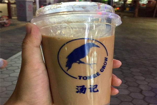 汤记TONGECROW奶茶手上