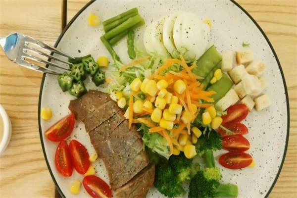 低卡轻食有助于调节体脂餐沙拉