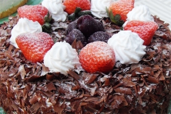 金杏莱西饼草莓巧克力蛋糕