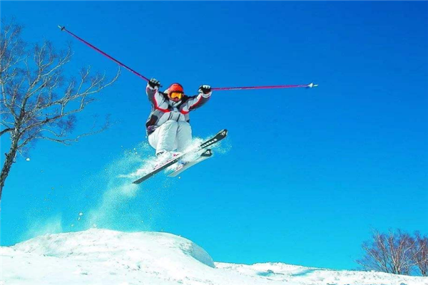 渔阳国际滑雪场蓝天