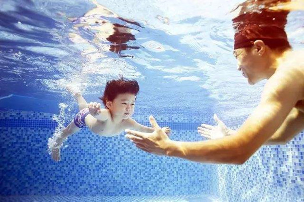 婴儿游泳馆加盟要花多少钱？条件？