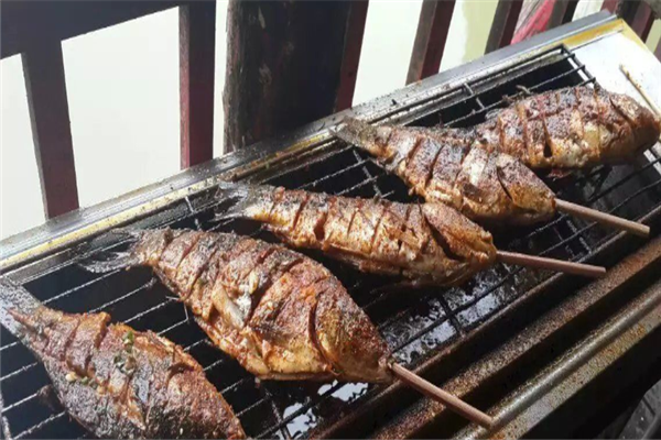 邻湖水庄烤鱼