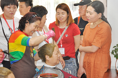 面对白发，我们应该选择什么样的养发产品呢，金紫雨植物养发