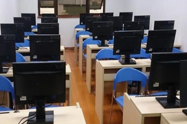 海霞电脑培训中心教室