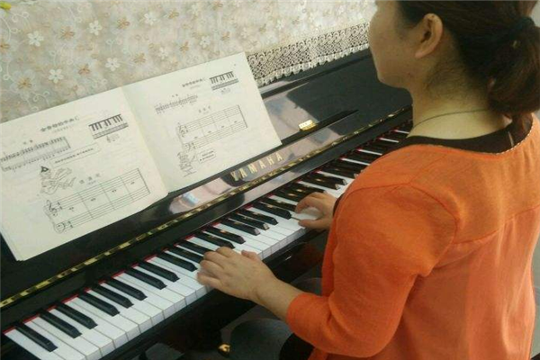 GL钢琴教室弹奏