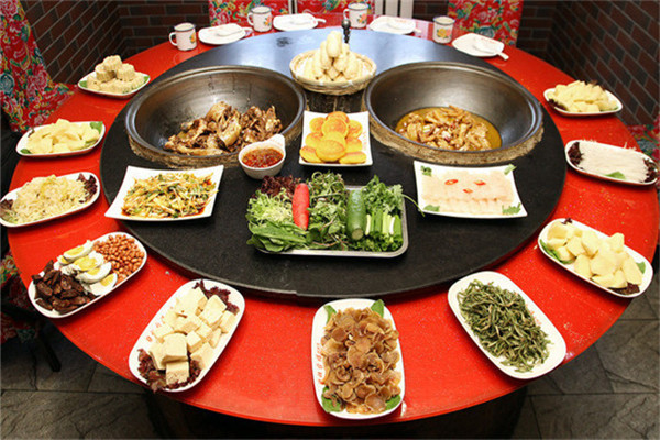四海铁锅炖餐桌