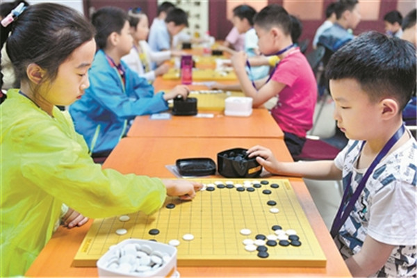 金马围棋的学员正在博弈