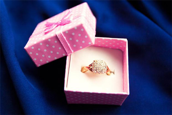 爱摩罗珠宝戒指