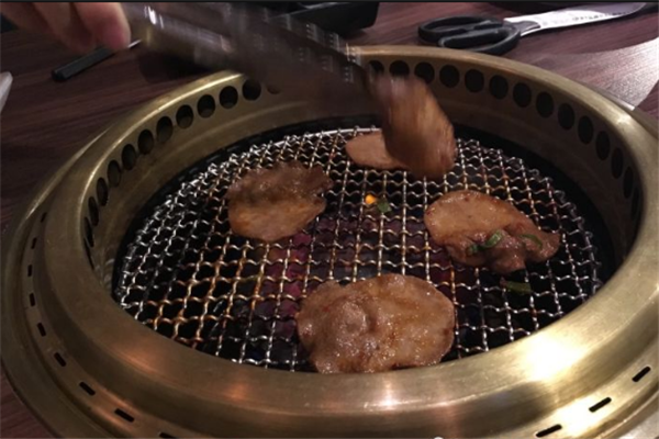 牛角日本烧肉烤制