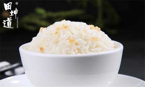 内挂满油珠，连一颗饭粒都挂不上。米饭清淡略甜、绵软略黏、芳香爽口。