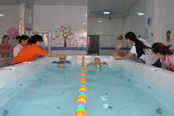 福婴婴童游泳馆宣传图