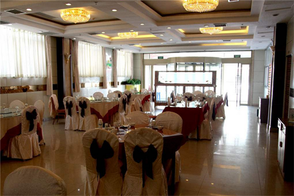鸿坤国际大酒店接待区桌椅