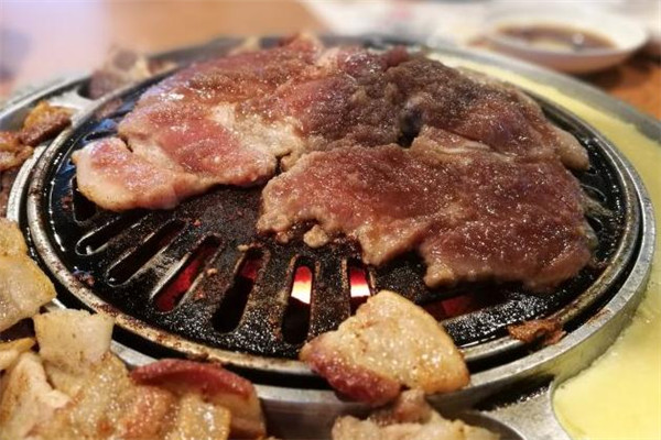 明成缘韩国传统炭火烤肉美味
