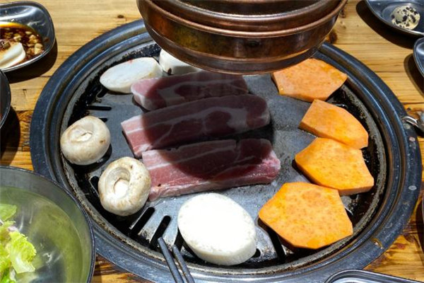 明成缘韩国传统炭火烤肉丰盛