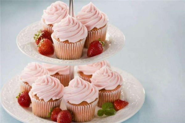 三色鸽甜品草莓蛋糕