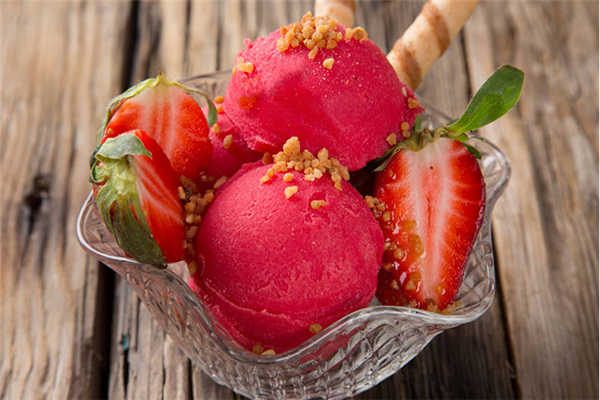 锐利冰淇淋草莓
