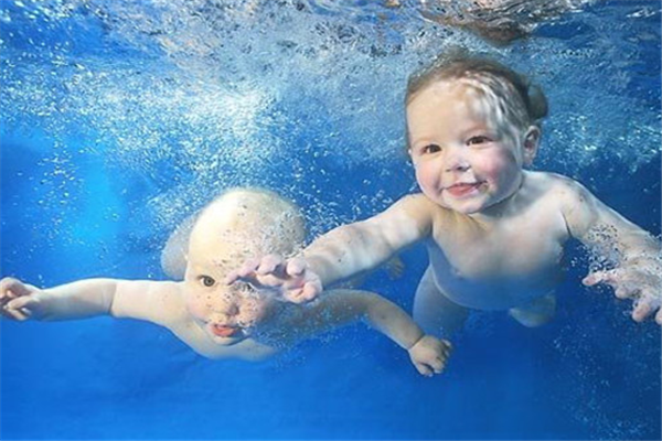 纸飞机婴儿游泳玩耍
