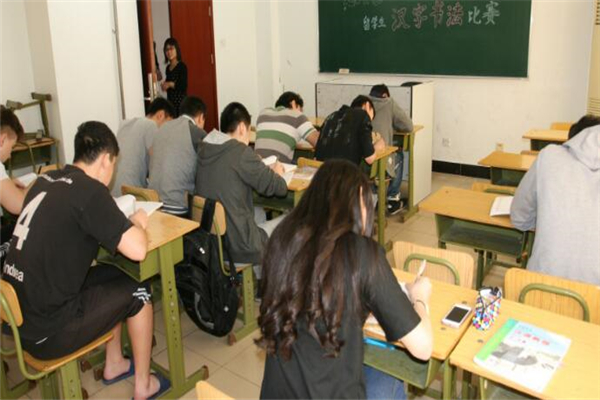 海牛留学国际教育学生上课图