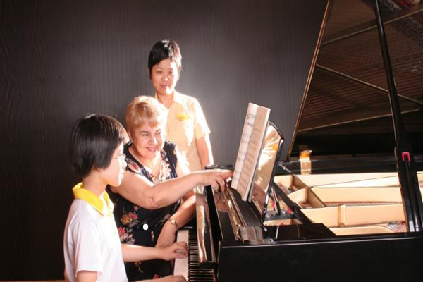 恒博斯教育弹钢琴