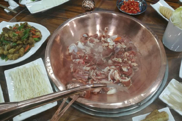 蒙古人铜锅烀羊肉辣
