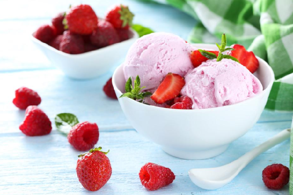 疯狂的草莓冰淇淋冰淇淋球