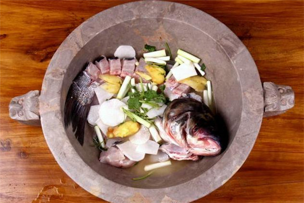 渔珺石锅鱼新鲜