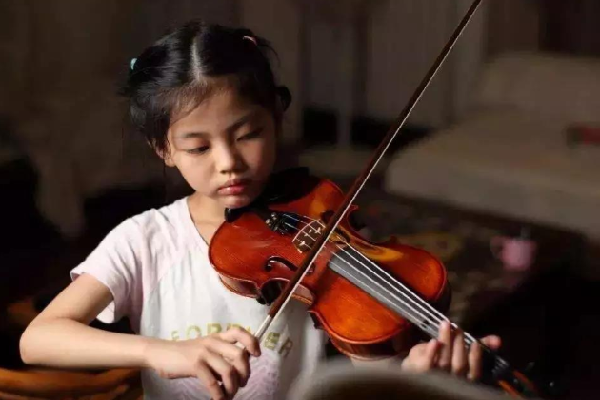 小提琴培训班练琴