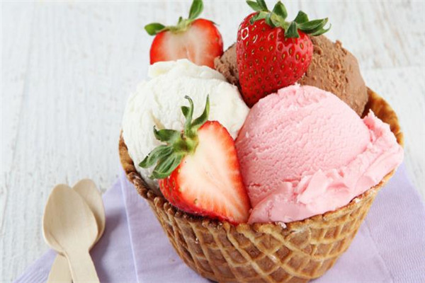 三只小熊冰淇淋草莓