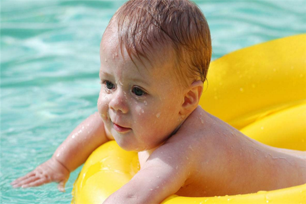澳博尔婴儿游泳馆儿童