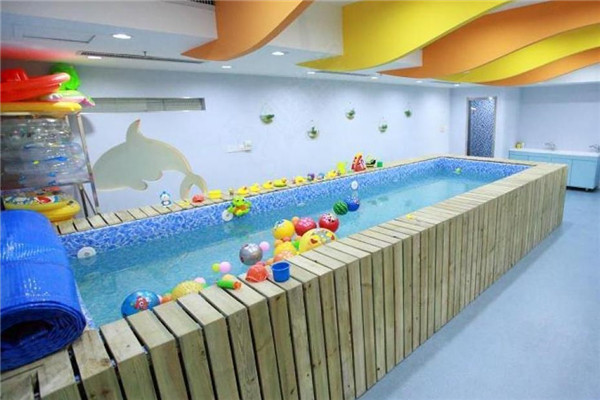 小海豚婴儿游泳馆环境好